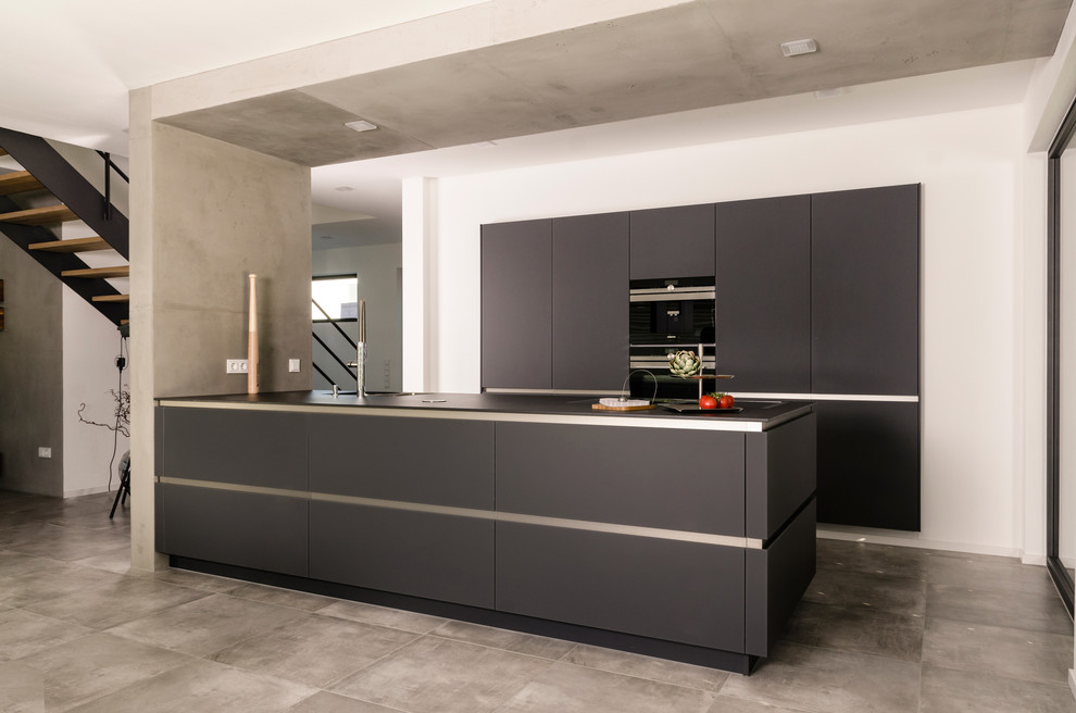 Zweizeilige Moderne grifflose Küche mit Granit-Arbeitsplatte, Kücheninsel und schwarzer Arbeitsplatte in Nürnberg