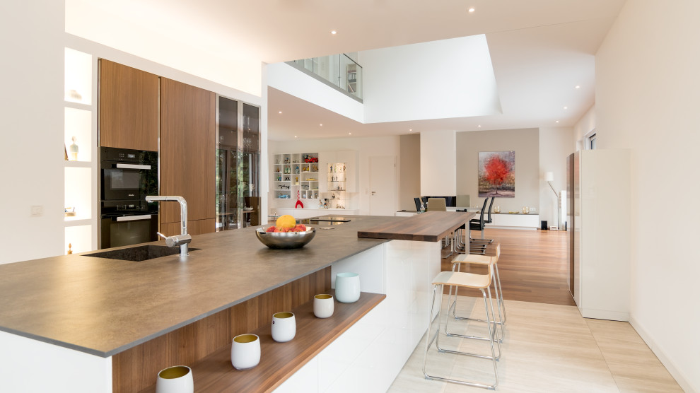 Esempio di una grande cucina contemporanea con lavello sottopiano, ante lisce, ante in legno scuro, pavimento beige e top grigio