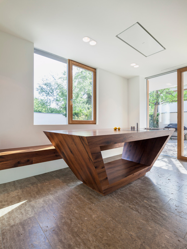 Cette image montre une cuisine ouverte minimaliste avec un plan de travail en bois et îlot.