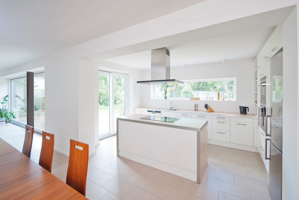 Esempio di una cucina minimal di medie dimensioni con ante lisce, ante bianche, pavimento con piastrelle in ceramica e pavimento beige