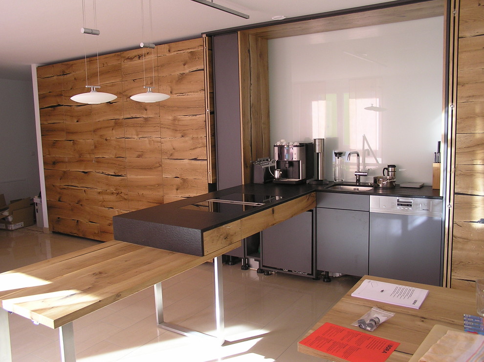 Design ideas for an expansive contemporary kitchen in Stuttgart.