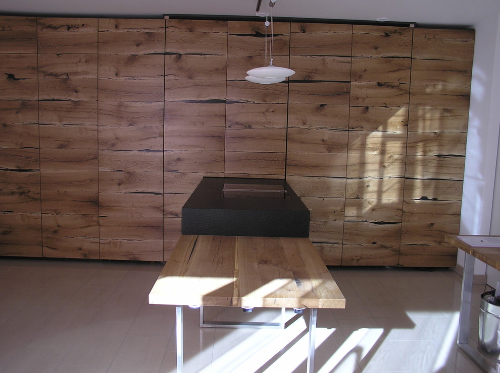 Cette image montre une très grande cuisine design.