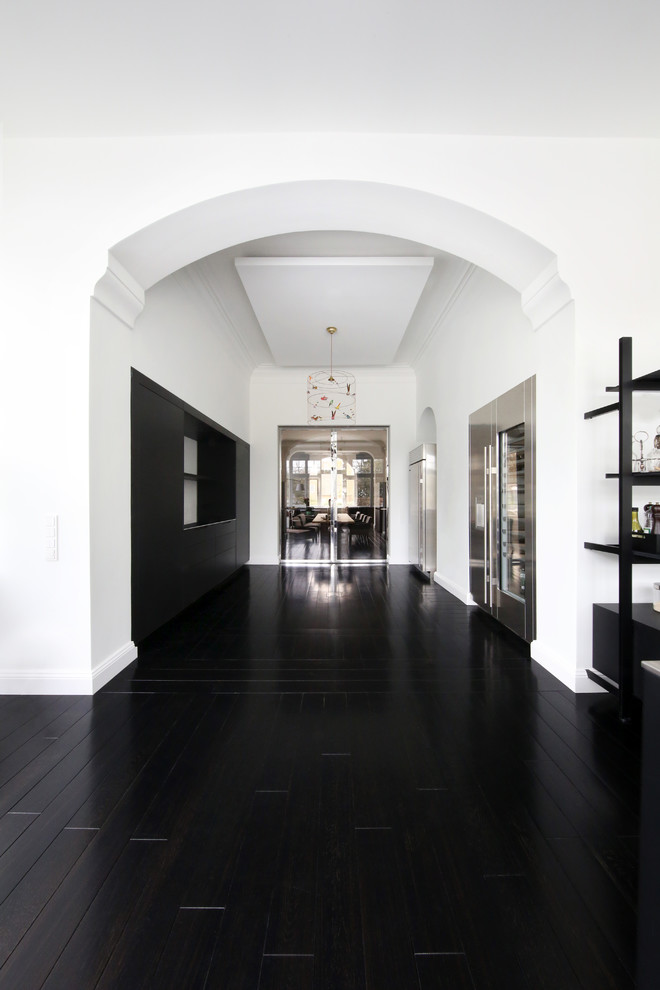 Foto di una grande cucina lineare moderna chiusa con pavimento nero, ante lisce, ante nere, paraspruzzi nero, elettrodomestici in acciaio inossidabile, 2 o più isole e top nero