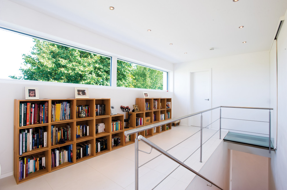 Moderne Küche mit beigem Boden in Sonstige