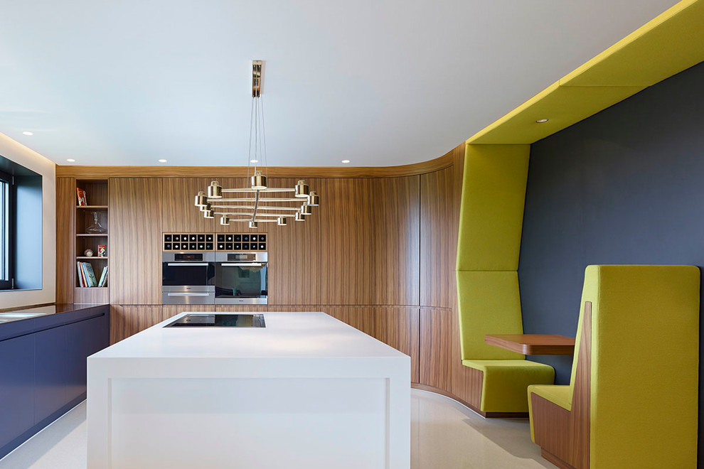 Offene, Große Moderne Küche mit flächenbündigen Schrankfronten, dunklen Holzschränken und Kücheninsel in Stuttgart