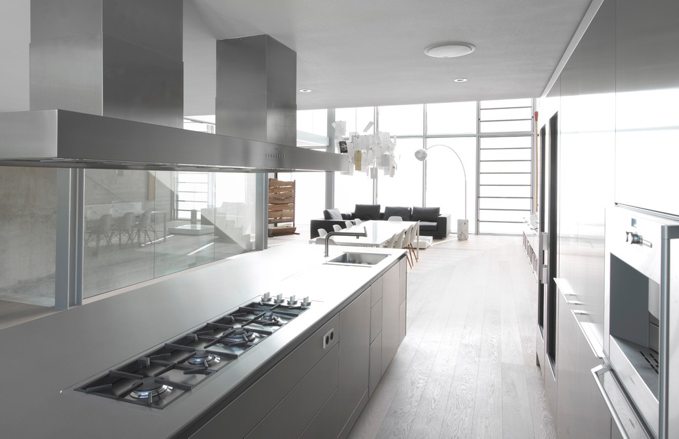 Esempio di una grande cucina minimalista con parquet chiaro