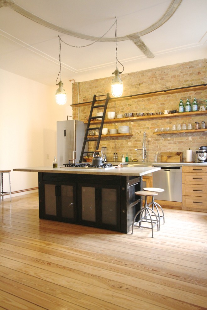 ベルリンにある広いインダストリアルスタイルのおしゃれなキッチン (インセット扉のキャビネット、中間色木目調キャビネット、シルバーの調理設備、淡色無垢フローリング) の写真