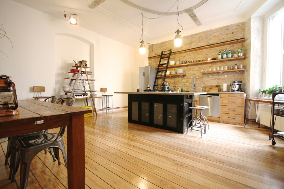Immagine di una grande cucina industriale con ante in stile shaker, ante in legno scuro, elettrodomestici in acciaio inossidabile e pavimento in legno massello medio