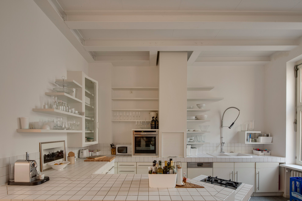 Inspiration for an industrial kitchen remodel in Cologne