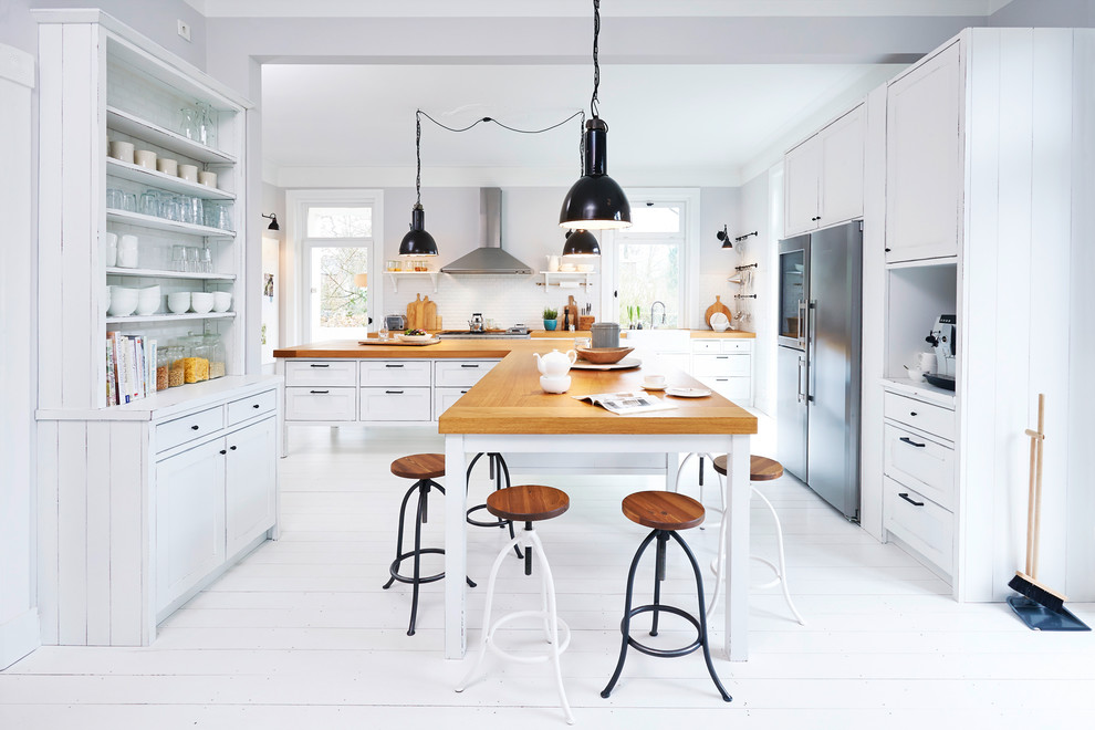 Inspiration for a large cottage kitchen remodel in Hamburg