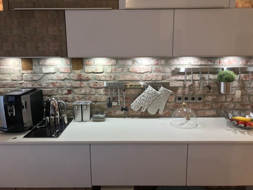 Mittelgroße Skandinavische Küche mit Zementfliesen für Boden und braunem Boden in Dortmund