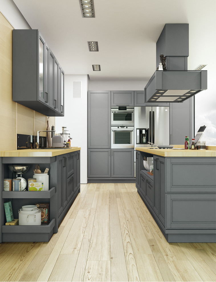 Exempel på ett stort lantligt kök, med en nedsänkt diskho, luckor med profilerade fronter, grå skåp, träbänkskiva, rostfria vitvaror, ljust trägolv och en köksö