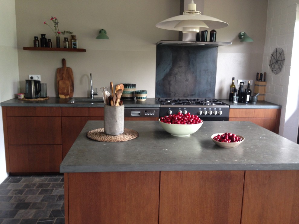 Immagine di una cucina minimal di medie dimensioni con lavello sottopiano, ante lisce, ante in legno bruno, top in saponaria, paraspruzzi beige, elettrodomestici in acciaio inossidabile, pavimento blu e top blu