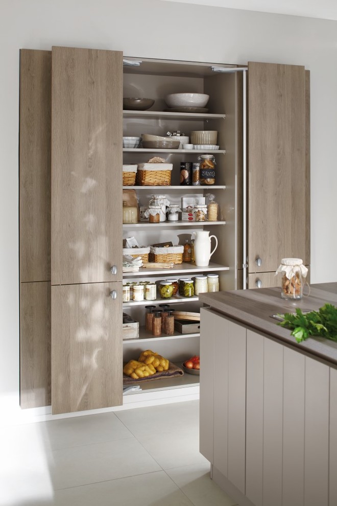Mittelgroße Moderne Küche mit Einbauwaschbecken, Betonarbeitsplatte und Küchengeräten aus Edelstahl in Hannover