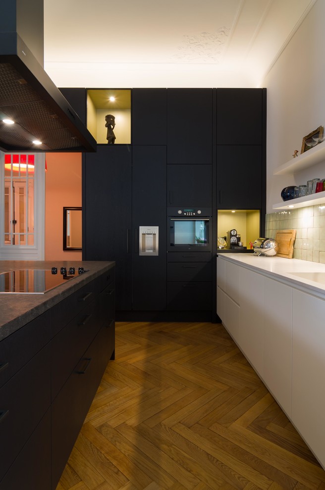 Exempel på ett stort modernt kök och matrum, med en integrerad diskho, bänkskiva i kalksten, stänkskydd i keramik och en köksö