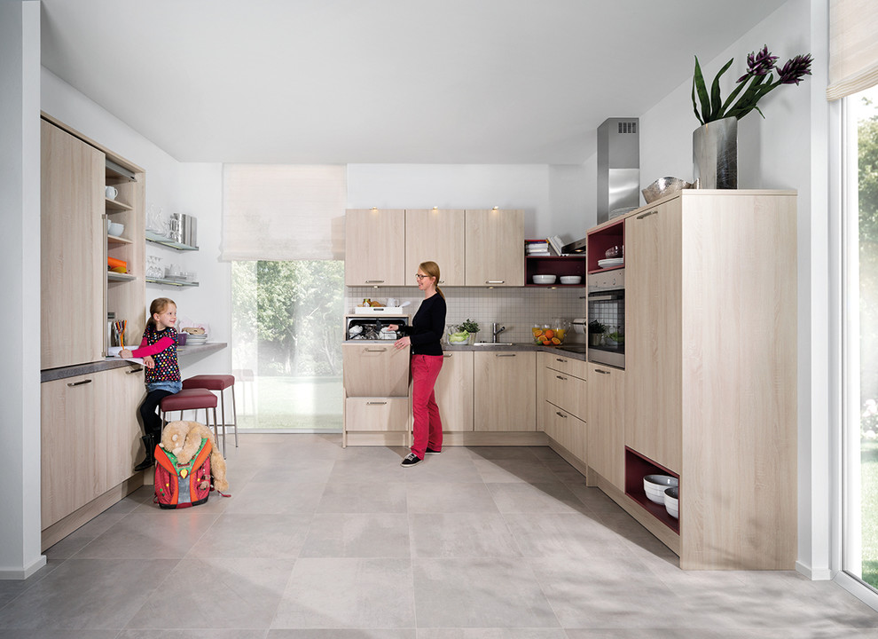 Inspiration for a large contemporary l-shaped kitchen/diner in Frankfurt with a single-bowl sink, medium wood cabinets, laminate countertops, grey splashback, mosaic tiled splashback, stainless steel appliances, vinyl flooring, flat-panel cabinets and grey worktops.