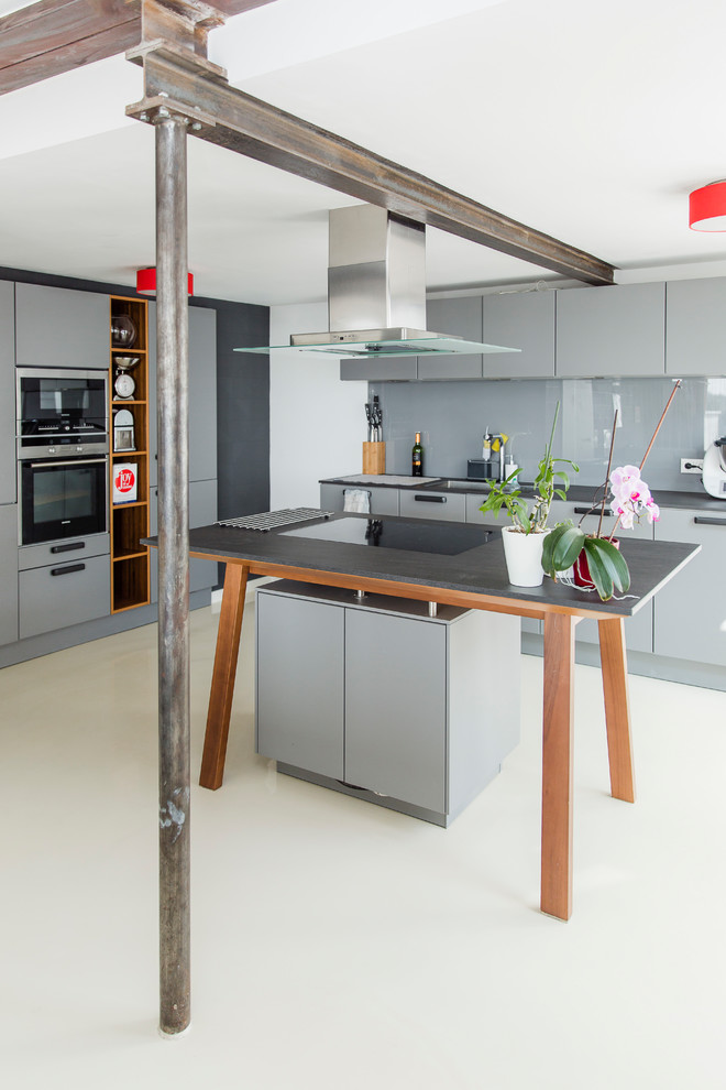 Inspiration for a contemporary kitchen remodel in Frankfurt