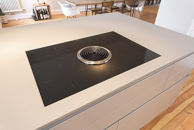 Offene, Zweizeilige Moderne Küche mit Unterbauwaschbecken, schwarzen Elektrogeräten und hellem Holzboden in Hamburg