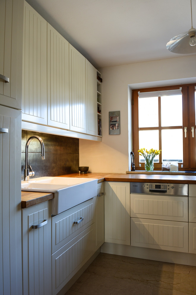Idéer för ett mellanstort lantligt brun kök, med vita skåp, träbänkskiva och integrerade vitvaror
