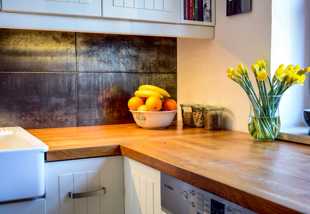 Immagine di una cucina country con top in legno e pavimento in marmo