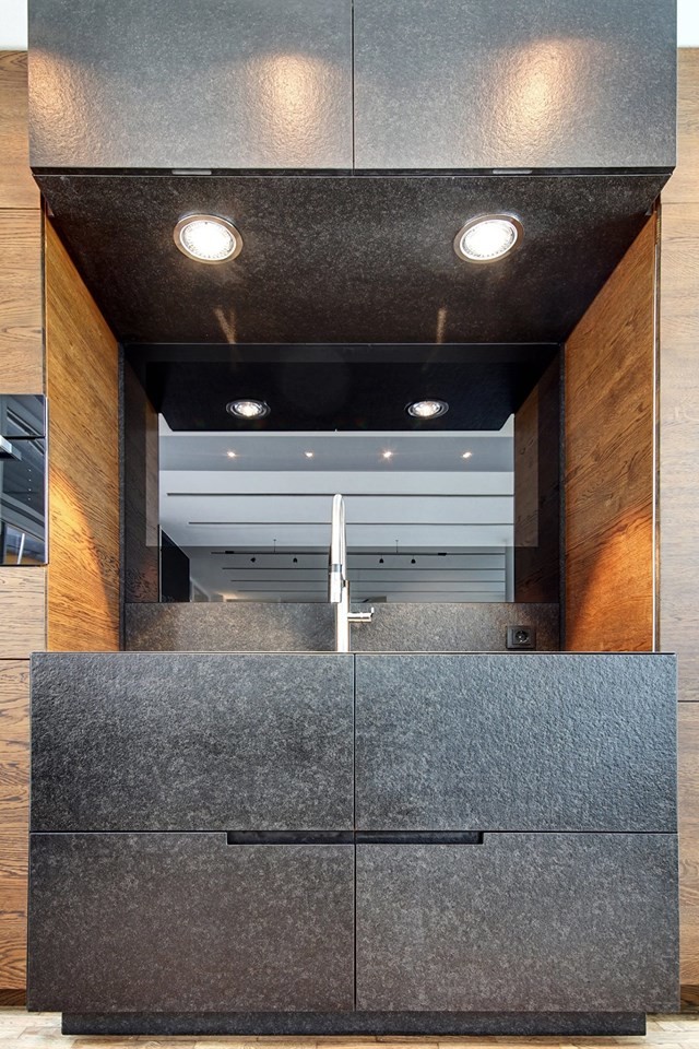 Idée de décoration pour une cuisine design avec un évier intégré et un plan de travail en granite.