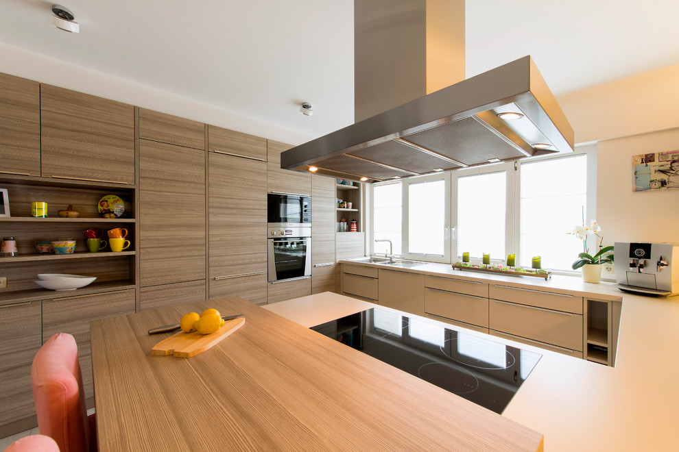 Kitchen - contemporary kitchen idea in Frankfurt