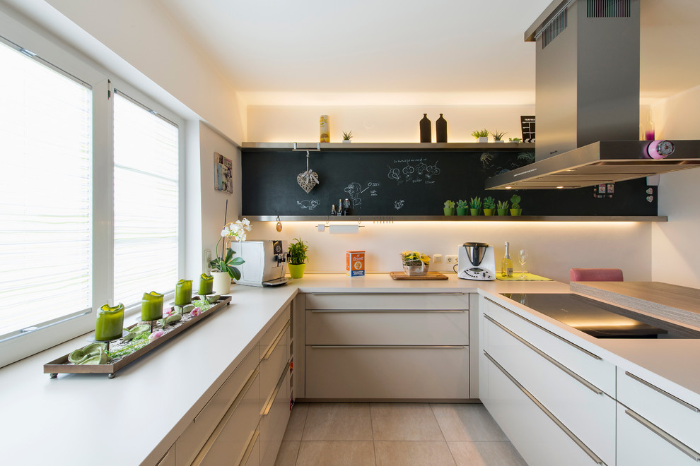 フランクフルトにあるコンテンポラリースタイルのおしゃれなキッチン (フラットパネル扉のキャビネット、ベージュのキャビネット) の写真