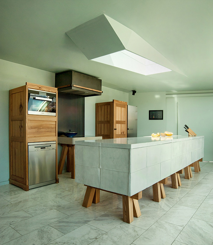 Inspiration för stora moderna kök med öppen planlösning, med en enkel diskho, skåp i mellenmörkt trä, bänkskiva i betong, flerfärgad stänkskydd, rostfria vitvaror, marmorgolv och en köksö