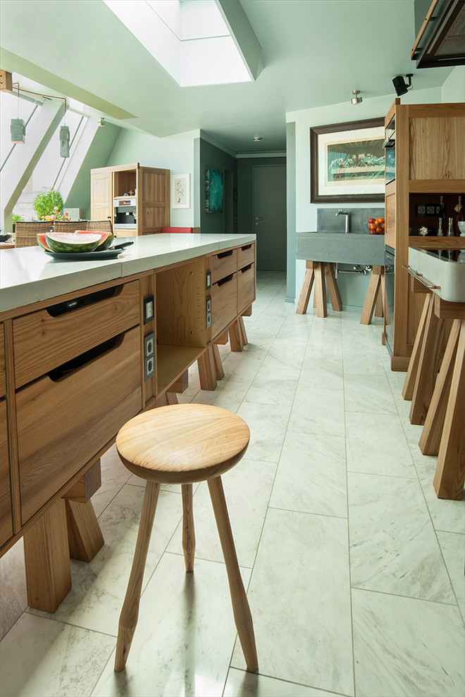 Bild på ett stort funkis kök, med en enkel diskho, skåp i mellenmörkt trä, bänkskiva i betong, flerfärgad stänkskydd, rostfria vitvaror, marmorgolv, en köksö och luckor med profilerade fronter