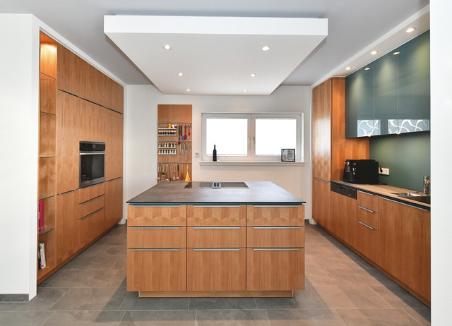 Küche in Kirsche kombiniert mit Türkis und Anthrazit - Modern - Küche