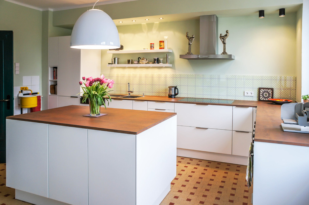 Foto de cocinas en L clásica grande abierta con armarios con paneles lisos y una isla