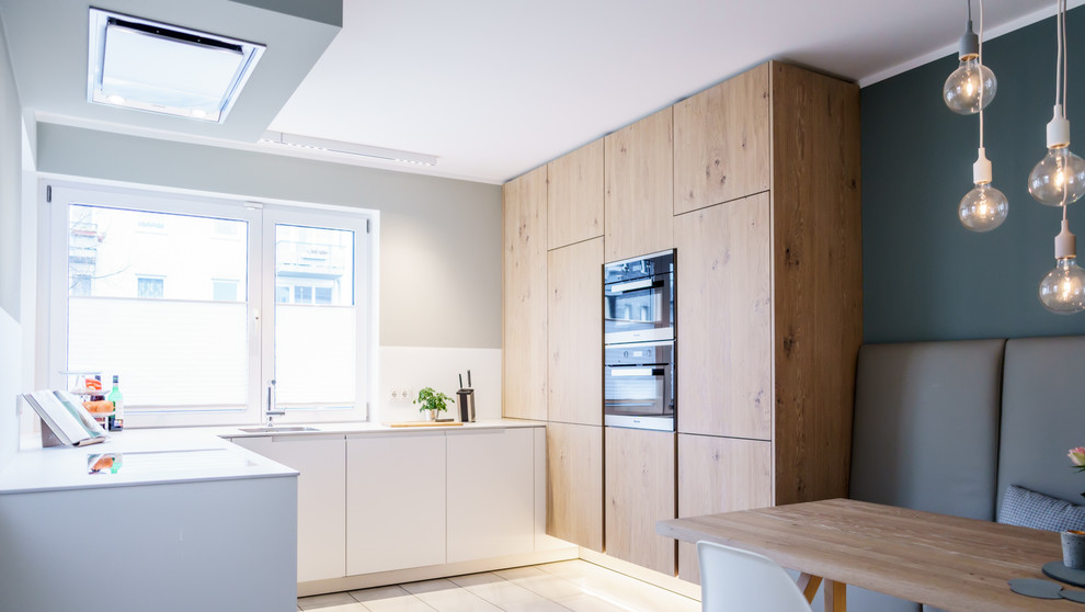 Свежая идея для дизайна: отдельная, п-образная кухня среднего размера в скандинавском стиле с плоскими фасадами, белым фартуком, белым полом и белой столешницей - отличное фото интерьера