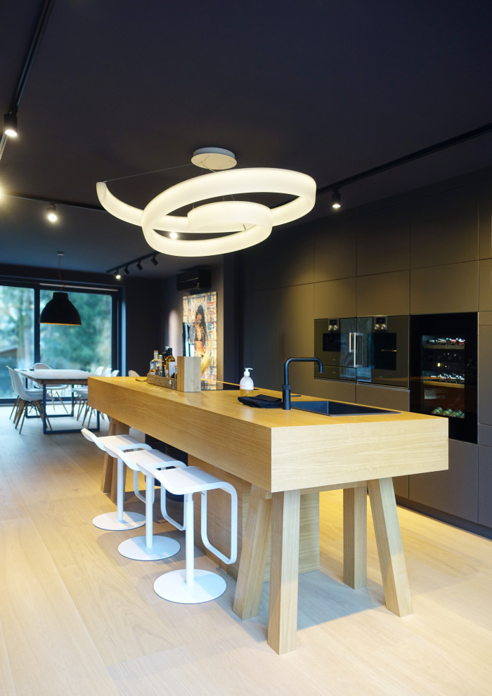 Kitchen - contemporary kitchen idea in Hanover