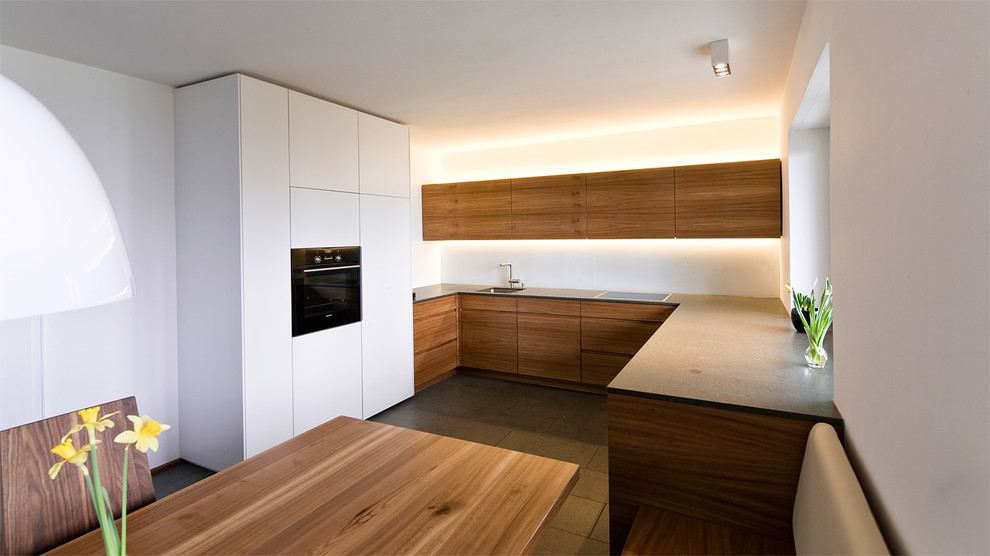 Idee per una cucina ad ambiente unico minimal di medie dimensioni con pavimento con piastrelle in ceramica e pavimento marrone
