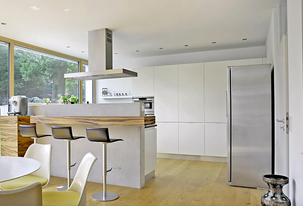 Kitchen - contemporary kitchen idea in Stuttgart