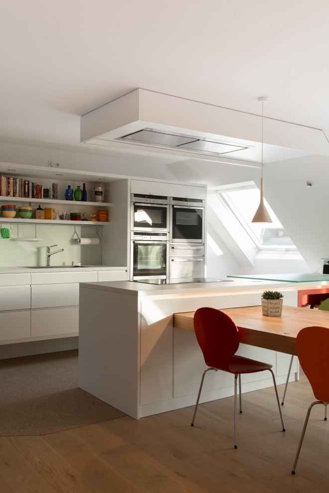 This is an example of a contemporary kitchen in Dusseldorf.