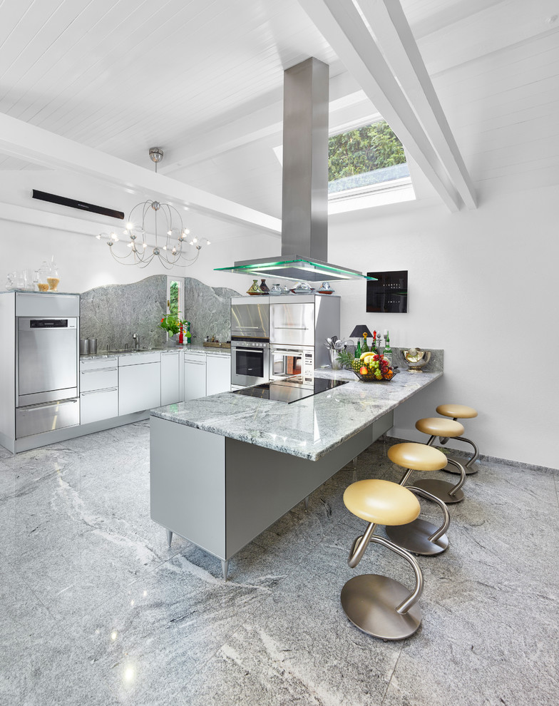 Esempio di una cucina design di medie dimensioni con ante lisce, ante bianche, paraspruzzi grigio, elettrodomestici in acciaio inossidabile, pavimento grigio, lavello sottopiano, top in quarzite e paraspruzzi in lastra di pietra