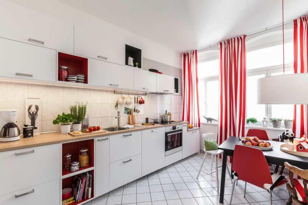 Einzeilige Moderne Küche mit weißen Schränken und Arbeitsplatte aus Holz in Hamburg