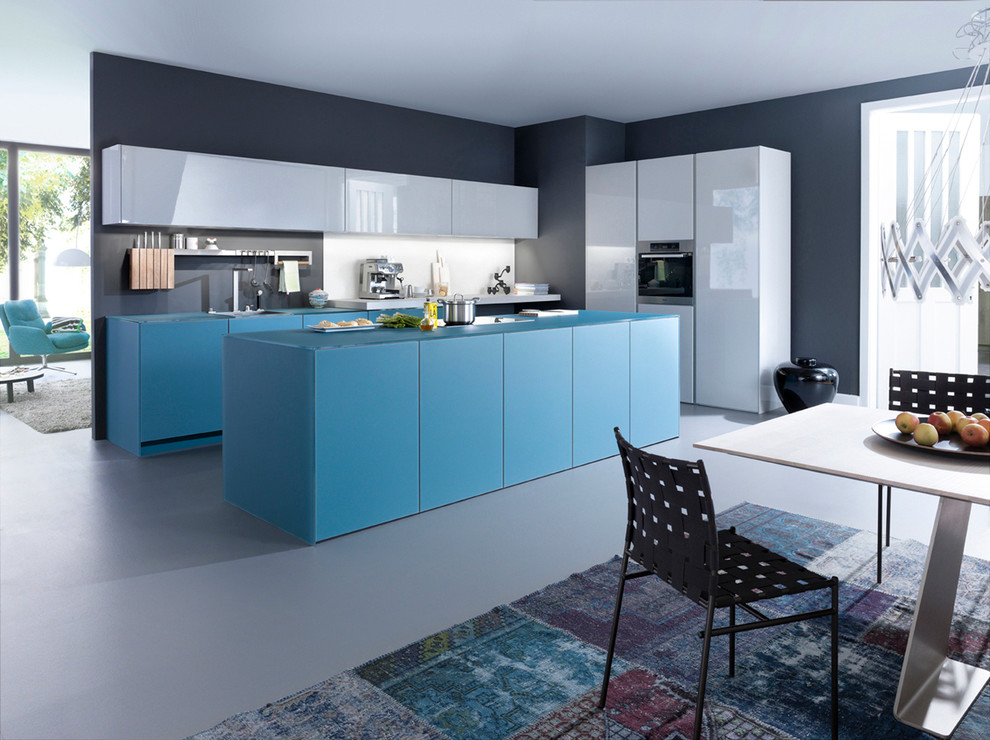 Bild på ett stort funkis kök, med släta luckor, blå skåp, en enkel diskho, integrerade vitvaror och en köksö