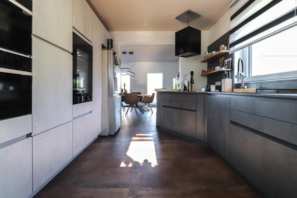 Inspiration for a medium sized contemporary u-shaped open plan kitchen in Frankfurt with flat-panel cabinets, grey cabinets and a breakfast bar.