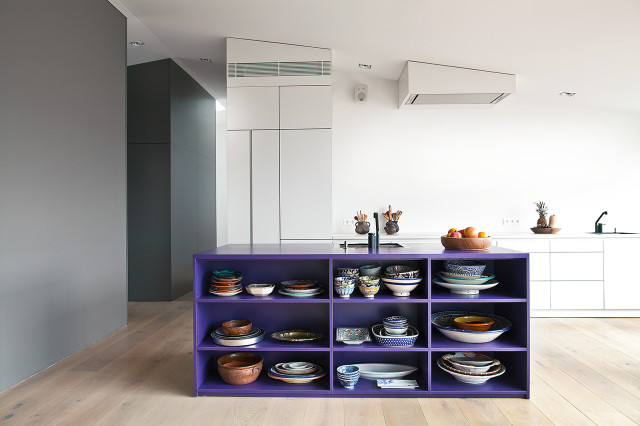 Lila Kochinsel Als Highlight Der Offenen Wohnkuche Modern Kuche Berlin Von Der Raum Houzz