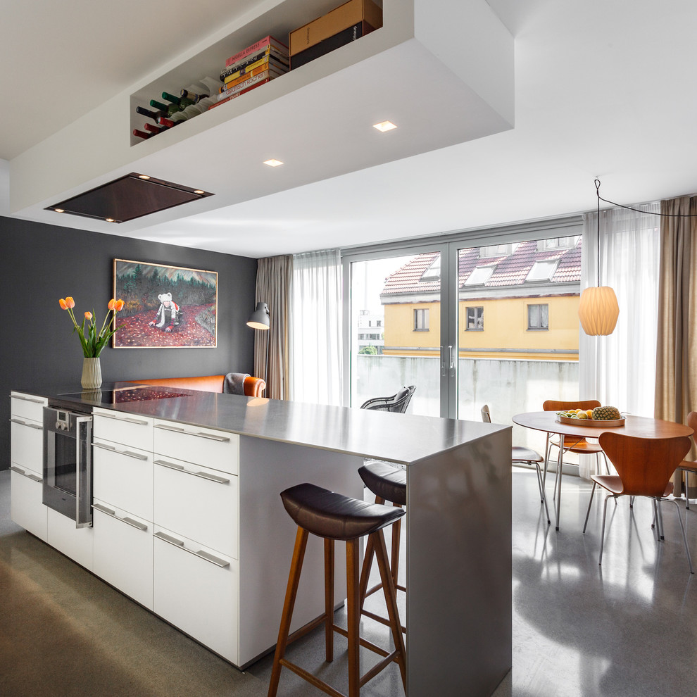 Immagine di una cucina contemporanea di medie dimensioni con ante lisce, ante bianche, pavimento grigio e top grigio