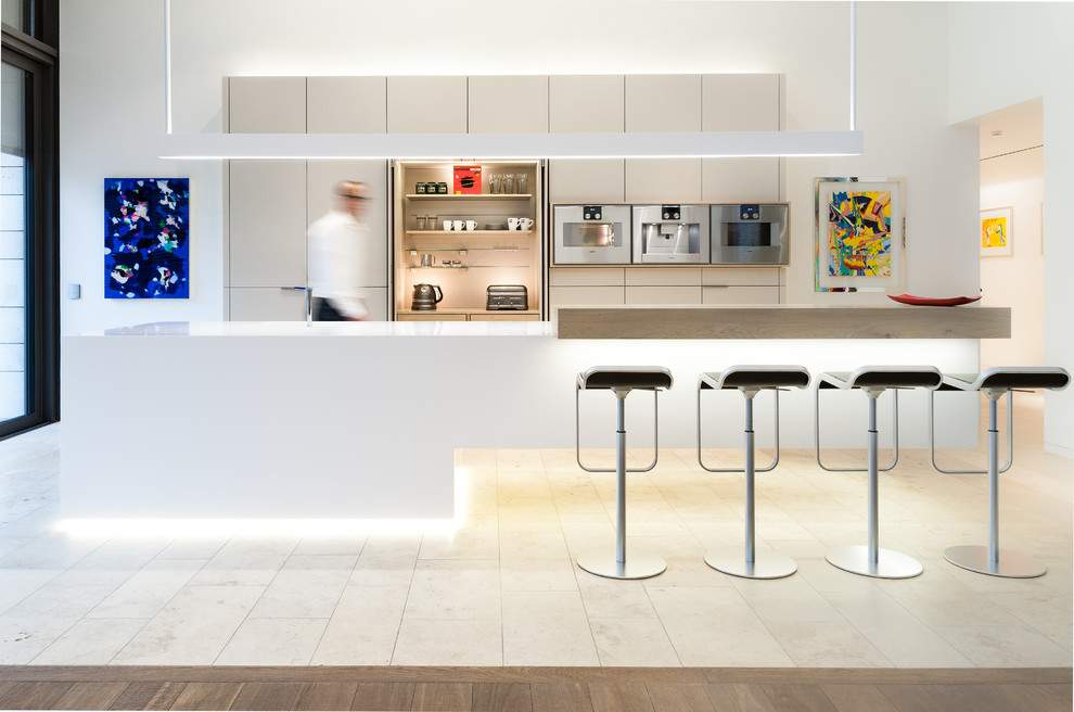 Idéer för ett stort modernt kök med öppen planlösning, med bänkskiva i koppar, rostfria vitvaror, en köksö, släta luckor, grå skåp och travertin golv