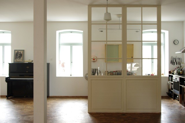 Offene Küche abtrennen: Mehr Struktur durch Lamellen, Vorhänge und Co.