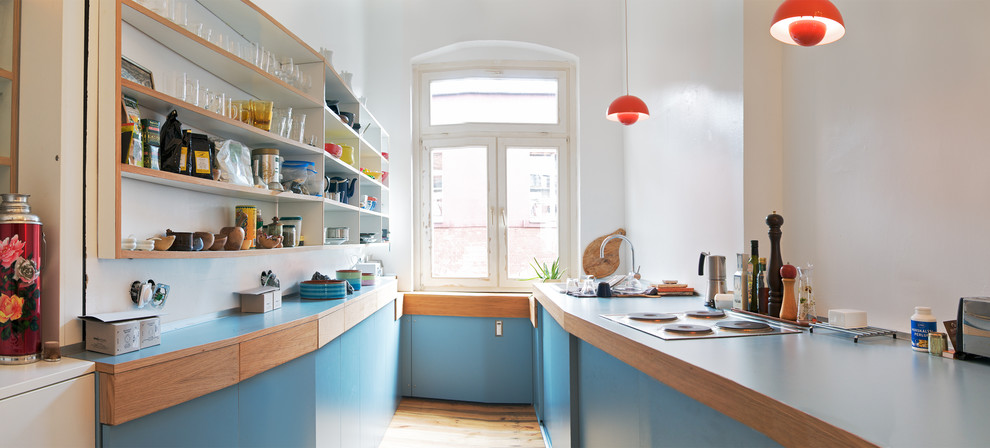 Photo of a contemporary kitchen in Berlin with blue cabinets.