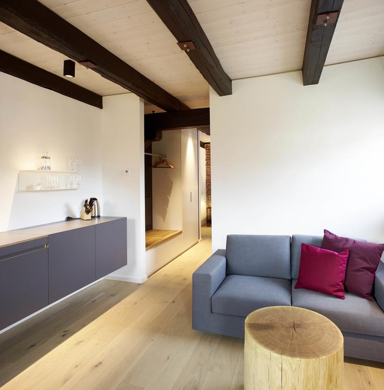 Einzeilige, Kleine Country Wohnküche mit braunem Holzboden und braunem Boden in Düsseldorf