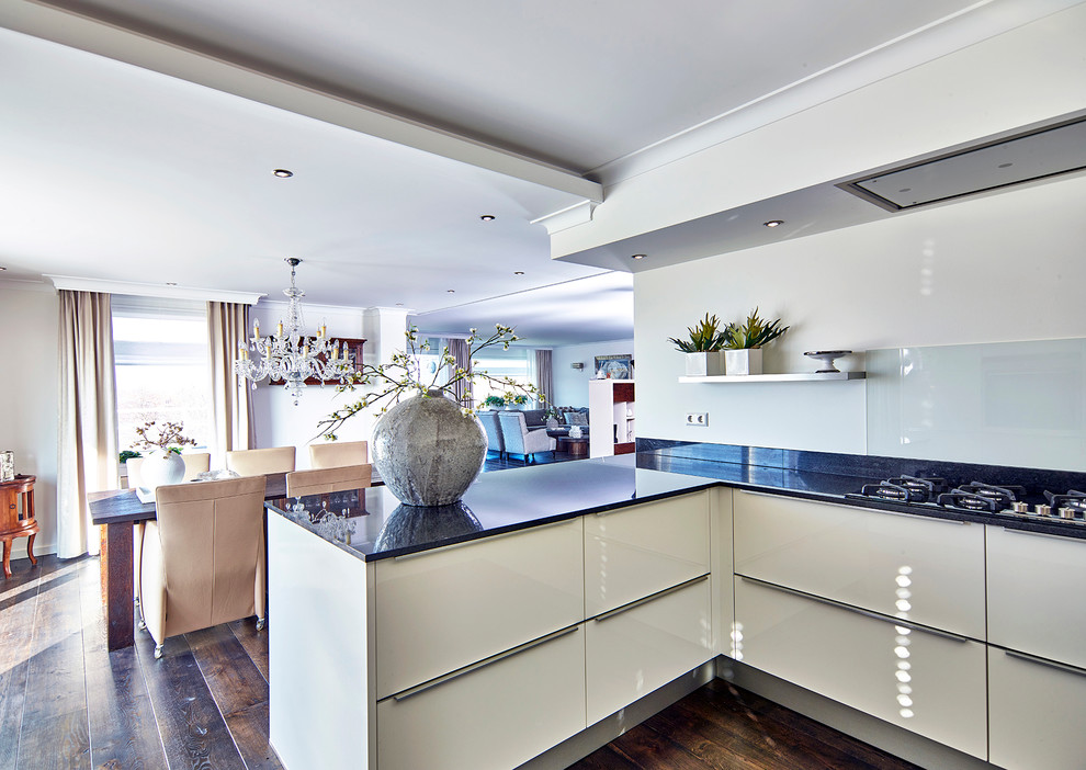 Idee per una cucina abitabile moderna di medie dimensioni con ante lisce, ante bianche, paraspruzzi bianco e parquet scuro
