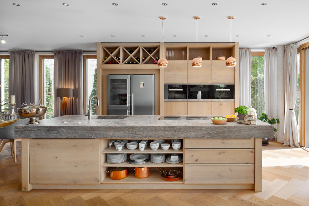 Exempel på ett mellanstort modernt kök, med en integrerad diskho, släta luckor, skåp i ljust trä, ljust trägolv, en köksö, beiget golv, träbänkskiva och svarta vitvaror