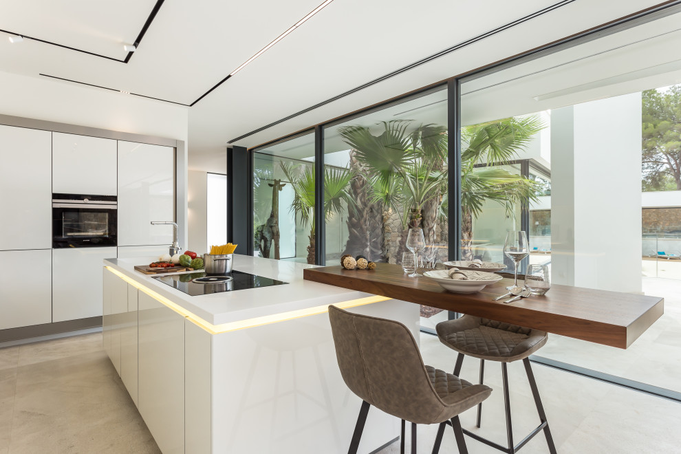 This is an example of a modern kitchen in Palma de Mallorca.