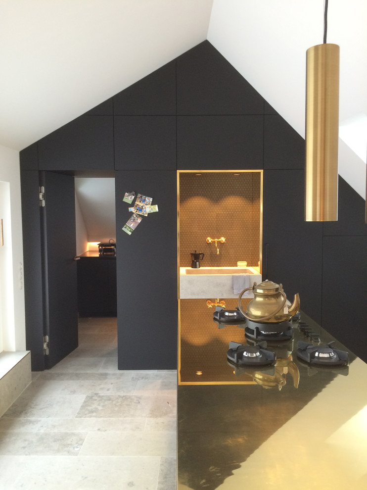 На фото: прямая кухня среднего размера в скандинавском стиле с черной техникой, серым полом и островом